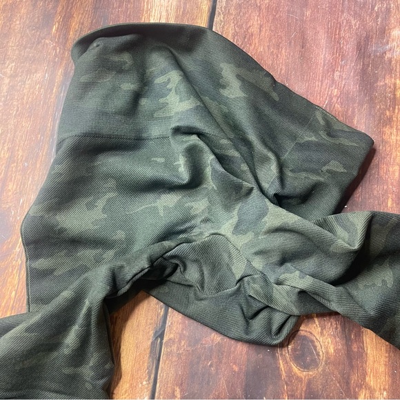 SPANX Camo Seamless Leggings. XS - Picture 5 of 6